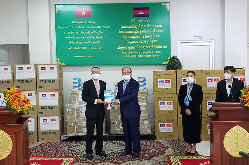 Vietnam hands over medical supplies to support Cambodia’s COVID-19 prevention